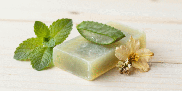 Sabonete pos-sol caseiro com malva, menta e babosa com folha de aloe vera e hortela ao lado