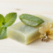 Sabonete pos-sol caseiro com malva, menta e babosa com folha de aloe vera e hortela ao lado