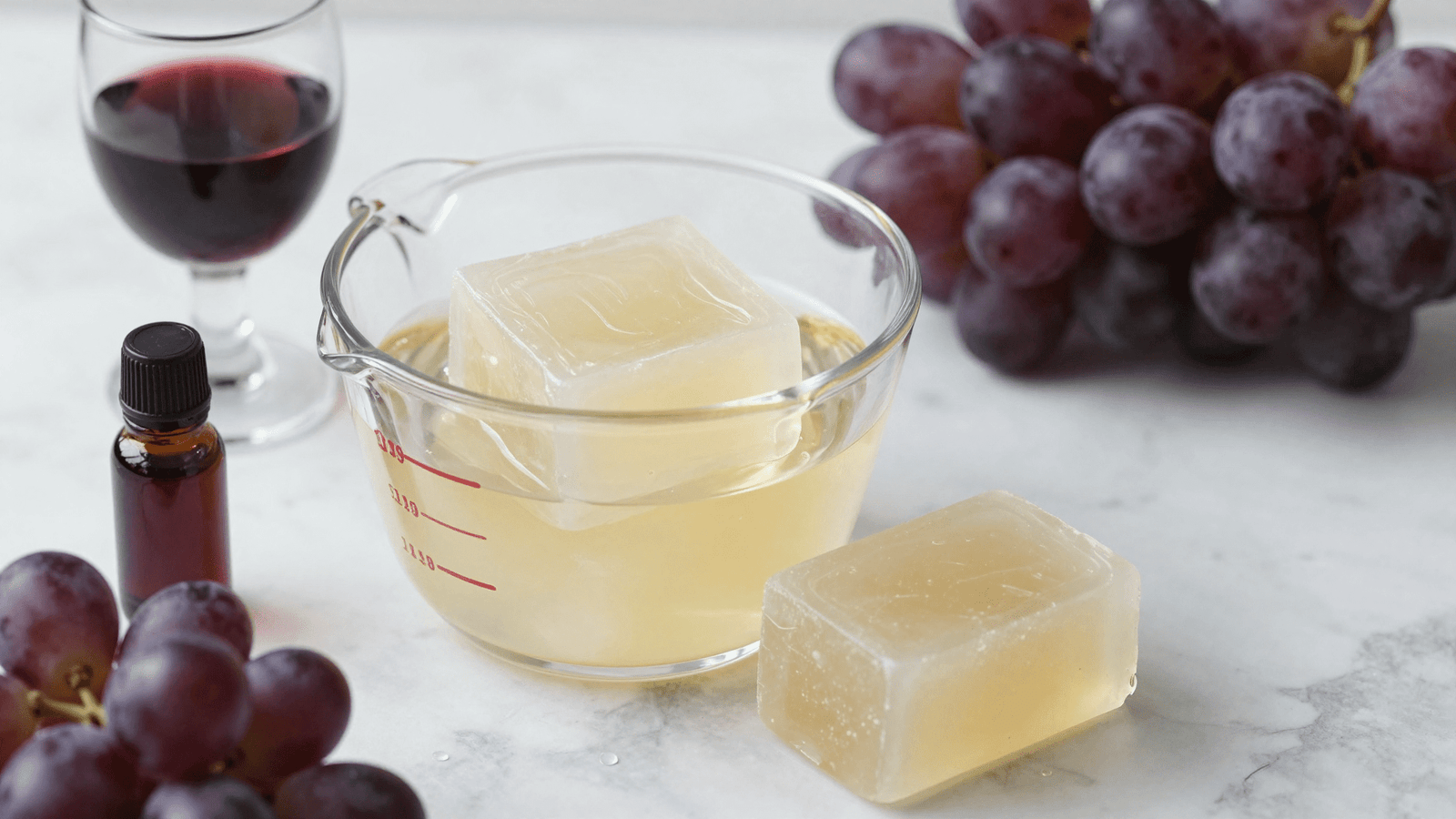 Base glicerinada em cubos, taca de vinho tinto, uvas e extrato de uva para o sabonete de vinho