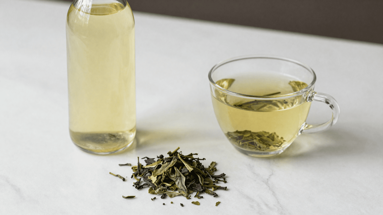 Vinagre de maca, cha verde e oleo essencial de tea tree para o tonico facial natural