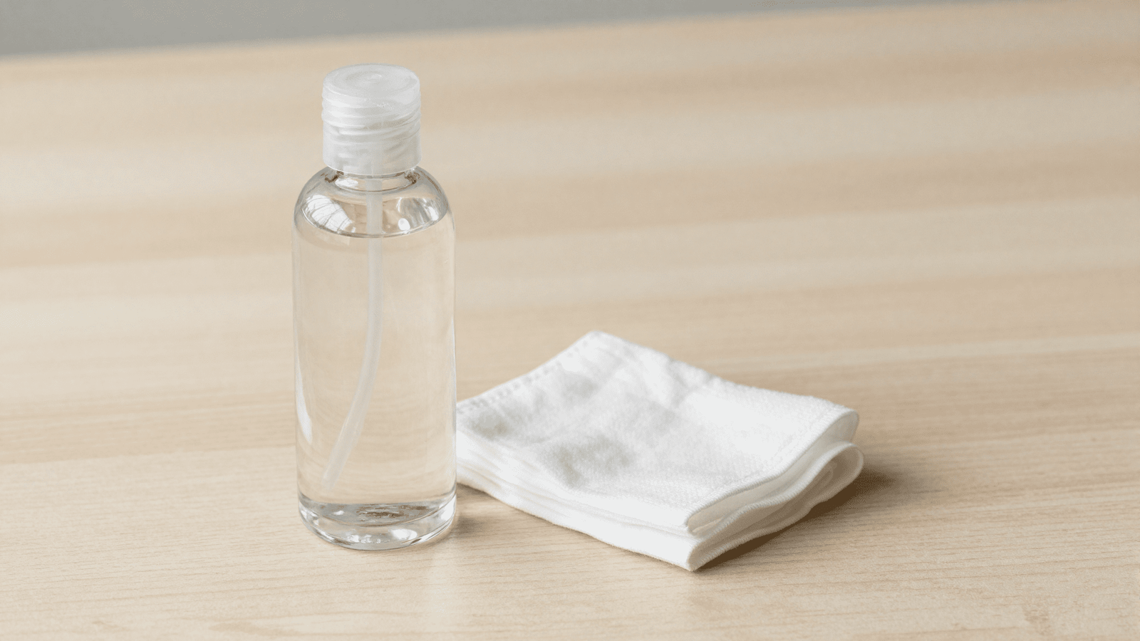 Tonico facial natural pronto num frasco de vidro com disco de algodao ao lado