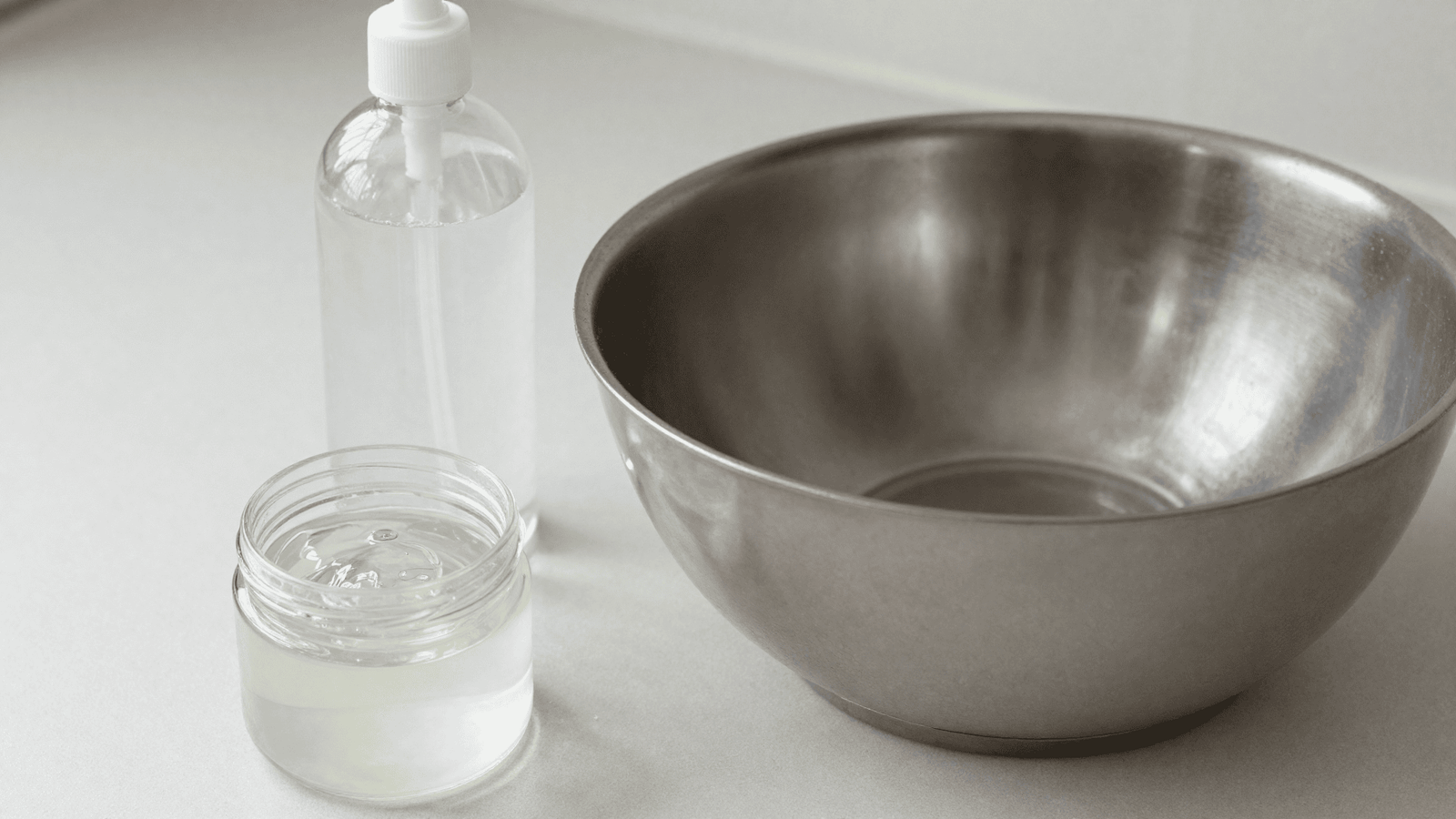 Frasco de álcool, pote de espessante em gel e vasilha para preparar o álcool gel caseiro