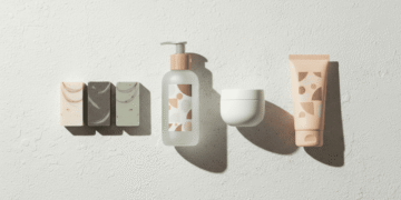 Produtos de higiene e cosméticos organizados por categoria sobre superfície clara