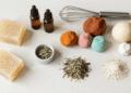 Ingredientes para fazer sabonete organizados: base glicerinada, óleos essenciais, argilas, forma e fouet