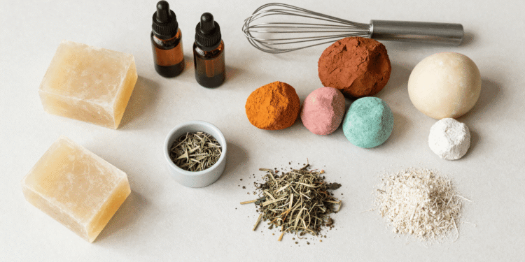 Ingredientes para fazer sabonete organizados: base glicerinada, óleos essenciais, argilas, forma e fouet