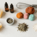 Ingredientes para fazer sabonete organizados: base glicerinada, óleos essenciais, argilas, forma e fouet
