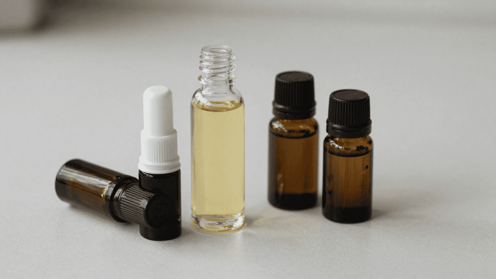 Frasco roll-on, óleo carreador e frascos de óleo essencial para o perfume caseiro