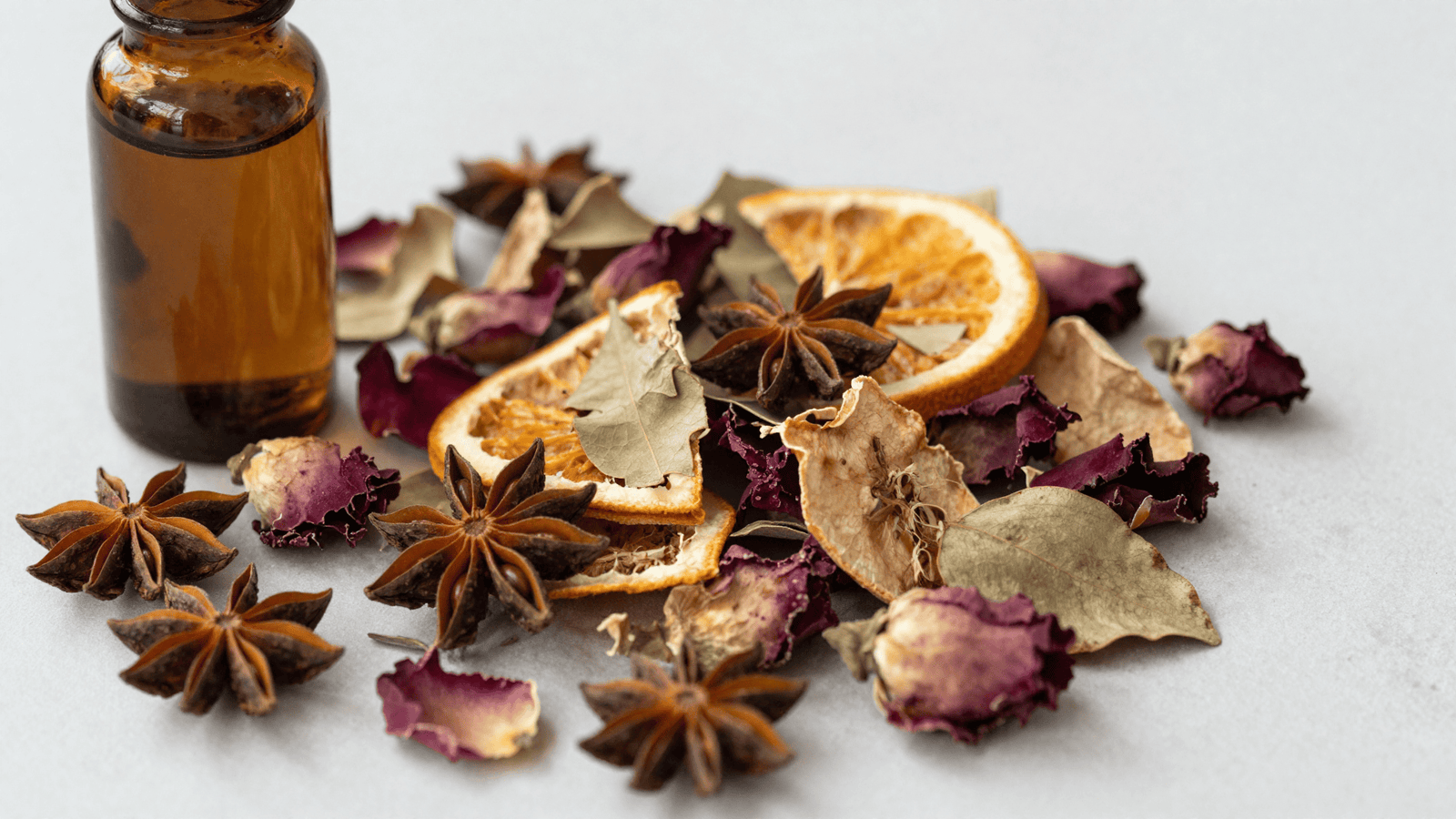 Pétalas de rosa secas, folhas, casca de laranja e anis-estrelado para montar o pot-pourri