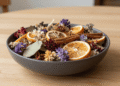 Tigela decorativa com pot-pourri colorido de flores secas, folhas, rodelas de cítrico e canela