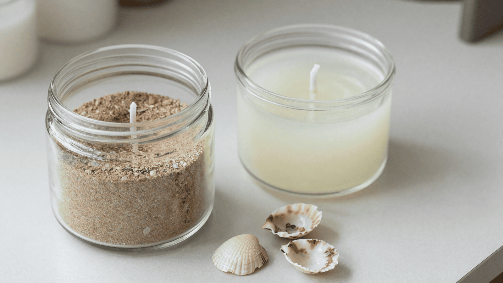Pote de vidro com areia colorida e conchas, gel de vela transparente e pavio para montar a vela