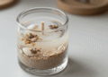 Vela em gel decorativa num pote de vidro com efeito de água, areia colorida, concha e flor no gel transparente